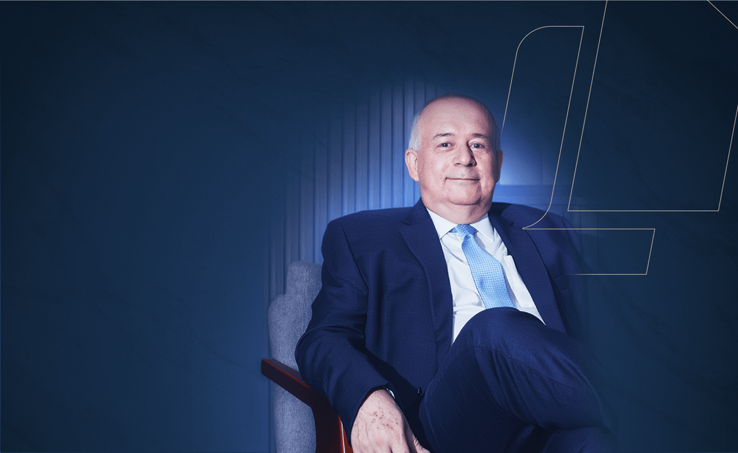 Consultor da Leomil sentado em poltrona